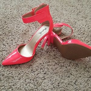 7 1/2 heels Neon Coral